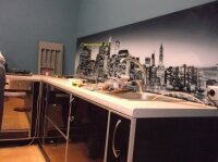 Кухня П- образная с барной стойкой, фасады Пластик в С- профиле, столешница ДСП 38мм., фартук фотопечать , фурнитура BLUM Tandembox D, M .