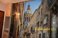 Шкаф-купе встроенный. ЛДСП ЕГГЕР 18мм. цвет камель. фасады фотопечать на стекле