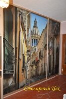 Шкаф-купе встроенный. ЛДСП ЕГГЕР 18мм. цвет камель. фасады фотопечать на стекле