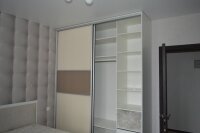 Шкаф-купе 2630*2100*600. корпус белое ЛДСП. фасады крашеное стекло Lacobel, профиль Indeco.