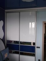 шкаф-купе 2500*1410*560. расдвижная система Indeco, наполнение фасада крашеное стекло Lacobel и зеркало.
