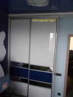 шкаф-купе 2500*1410*560. расдвижная система Indeco, наполнение фасада крашеное стекло Lacobel и зеркало.