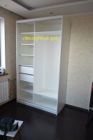 Шкаф-купе 2300*1300*600. корпус KRONO ЛДСП белое. фасады крашеное стекло LACOBEL, профиль INDECO.