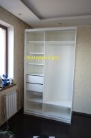 Шкаф-купе 2300*1300*600. корпус KRONO ЛДСП белое. фасады крашеное стекло LACOBEL, профиль INDECO.