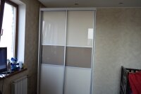 Шкаф-купе 2300*1300*600. корпус KRONO ЛДСП белое. фасады крашеное стекло LACOBEL, профиль INDECO.