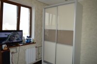 Шкаф-купе 2300*1300*600. корпус KRONO ЛДСП белое. фасады крашеное стекло LACOBEL, профиль INDECO.